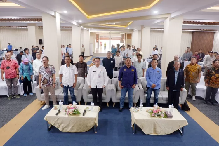 UJI KOMPETENSI : Puluhan wartawan saat mengikuti UKW yang diadakan PWI Jawa Barat di Zamzam Hall and Convention Center, Kecamatan Pancoranmas, Rabu (15/3). GERARD SOEHARLY/RADAR DEPOK