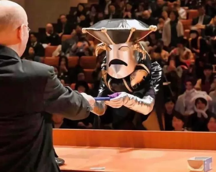 kostum robot yang dipakai pada acara wisuda Universitas Kyoto, Jepang
