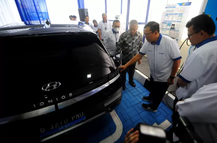 Direktur Utama Bank BTN Haru Koesmahargyo bersama GM PLN UID Jakarta Raya Doddy B Pangaribuan menggunting pita didampingi jajaran direksi Bank BTN saat meresmikan Stasiun Pengisian Kendaraan Listrik Umum (SPKLU) Bank BTN di Jakarta, Rabu (15/3).