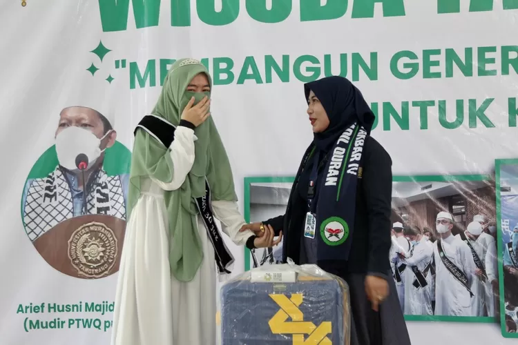 Santirwati hafal 30 juz menerima umroh gratis dari  Ta Nur Muthmainnah Tour - Foto: Henry Lukmanul Hakim