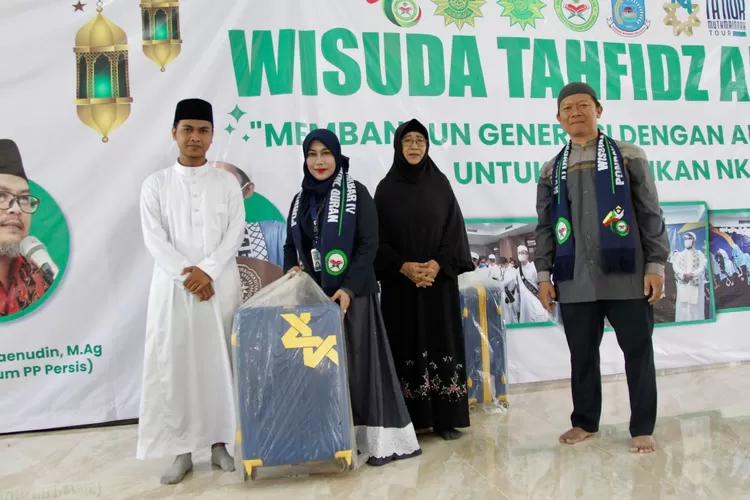 Sofyan asatiz PTWQ menerima umroh gratis dari Ta Nur Muthmainnah Tour - Foto: Henry Lukmanul Hakim