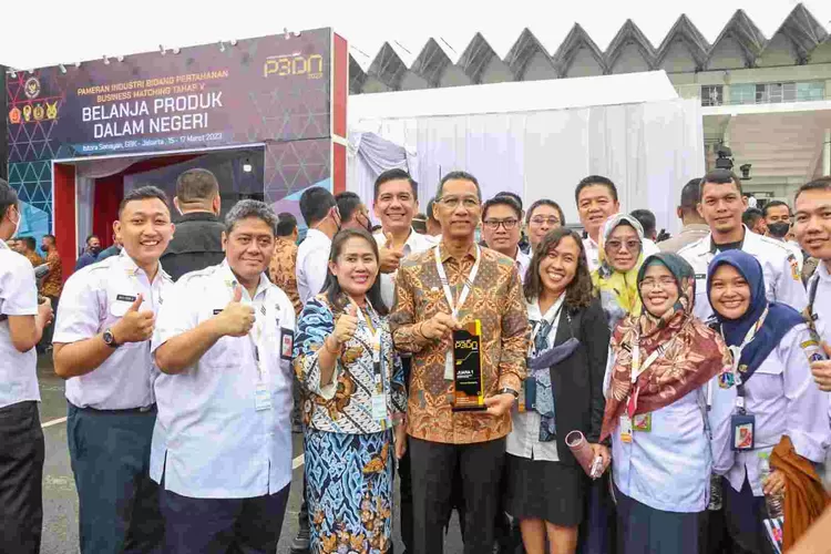 Pj Gubernur DKI Jakarta  foto bersama  para  pejabat  dengan  penghargaan yabg diraihnya atas komitmen terhadap  produk lokal.