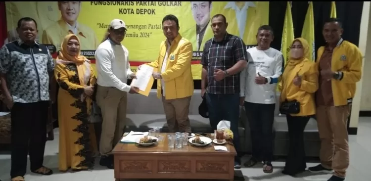 GOLKARKUAT : Ketua Karang Taruna Kota Depok Jayadi Bray resmi bergabung ke Partai Golkar diterima langsung oleh Ketua DPD Partai Golkar Kota Depok Farabi El Fouz. DOK.GOLKARDEPOK