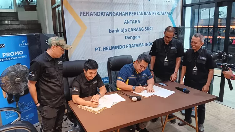 Penandatanganan perjajian kerjasama RSV Helmets Indonesia dan Bank BJB..