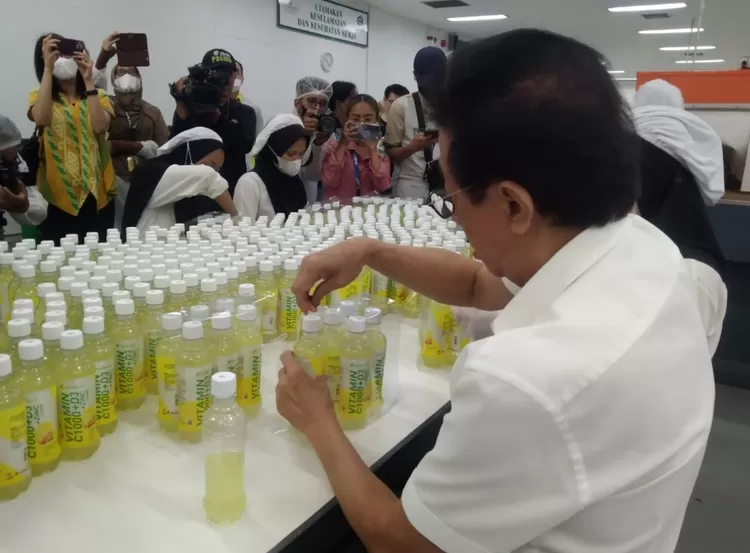 Direktur SidoMuncul Irwan Hidayat ikut bergabung bersama karyawan pabrik SidoMuncul mencoba menempel stiker merek minuman SidoMuncul Vitamin  C1000+D3+Zinc (VCD) di Pabrik Klepu, Bergas, Ungaran, Kabupaten Semarang, Jawa Tengah 