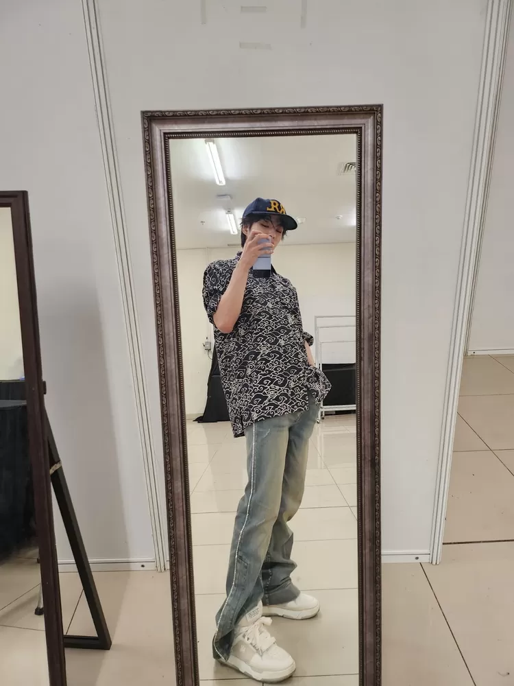 Yoon Jaehyuk memakai baju batik