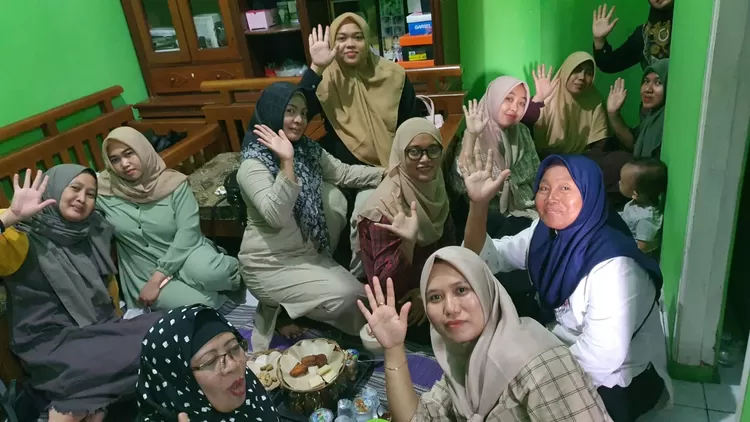 KOMPAK : DPC Partai NasDem Kecamatan Cilodong, Yovi Weriyanda saat melakukan foto bersama dengan sejumlah anggota Paguyuban Gotong Royong (PGR) Wonogiri dalam arisan, beberapa waktu lalu. GERARD SOEHARLY/RADAR DEPOK