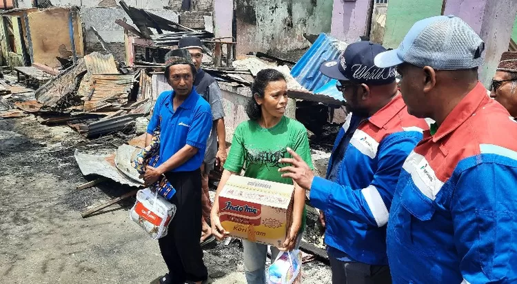 Warga  Perwakilan Terdampak Kabakaran Pasar Baru Kota Sorong  menerima  Bama dari PT Kilang Pertamina Kasim, Dodi Yapsenang