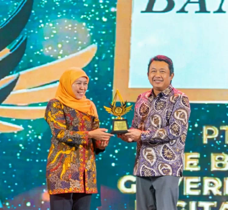 Gubernur Jatim Kofipah Indar Parawangsa (kiri) menyerahkan  penghargaan kepada Direktur Teknologi Amirul  Wicaksono.