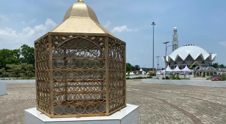 Maqam Ibrahim,  bagian dari Ka'bah ini sebenarnya merupakan tempat telapak kaki Nabi Ibrahim berpijak ketika membangun Ka'bah.