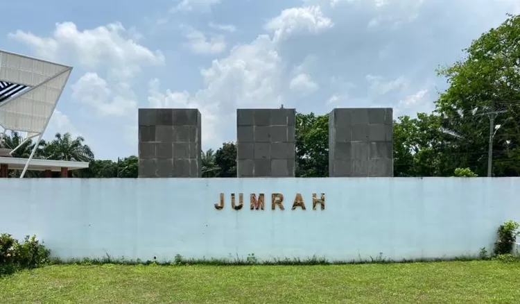 Sekitar jarak 50 meter, diareal miniatur Ka'bah ini juga ada miniatur Jumrah atau lontar Jumrah.