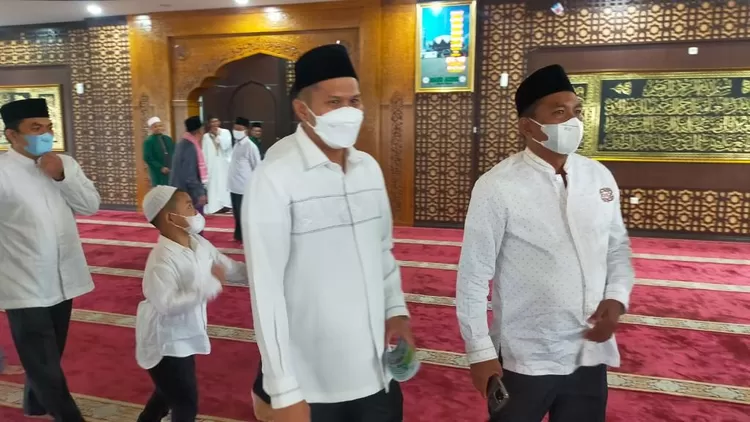 Bupati Darma Wijaya dan Wabup Sergai Adlin Tambunan berada di dalam Masjid Agung Sergai
