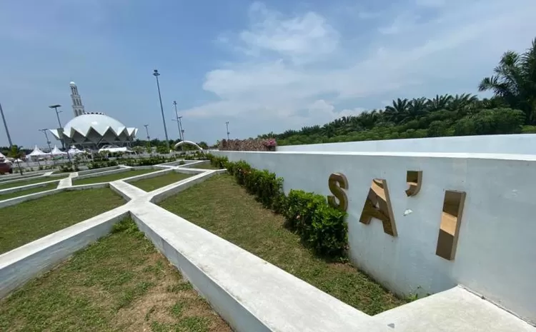 Dari sebelah selatan sekitar 50 meter dari miniatur Ka'bah juga terdapat Sa'i. Meski tidak seperti aslinya miniatur Sa'i sangat membantu untuk belajar manasik haji.