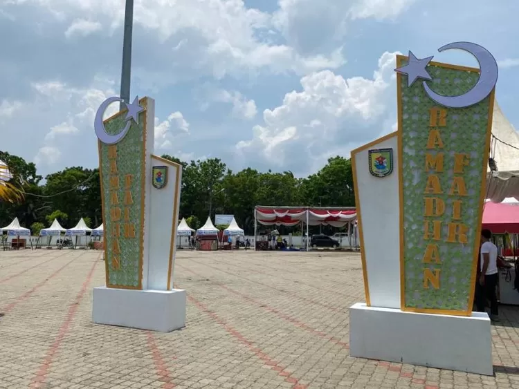 Ramadhan Fair dimana masyarakat dapat membeli berbagai macam menu berbuka puasa yang ada diareal Masjid Agung Sergai.