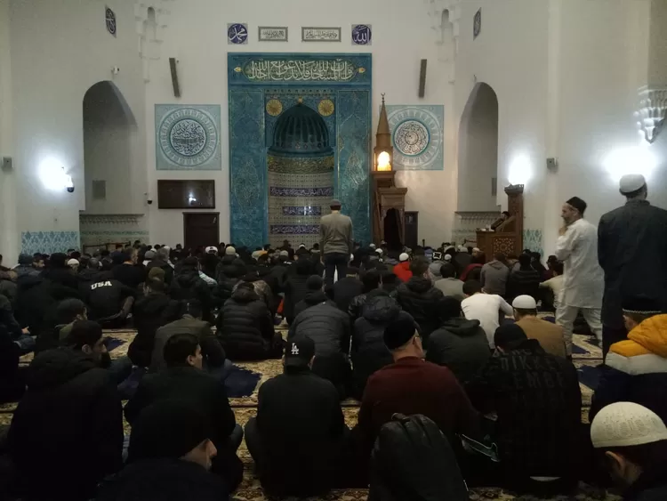 Suasana Masjid Biru saat Ramadan.