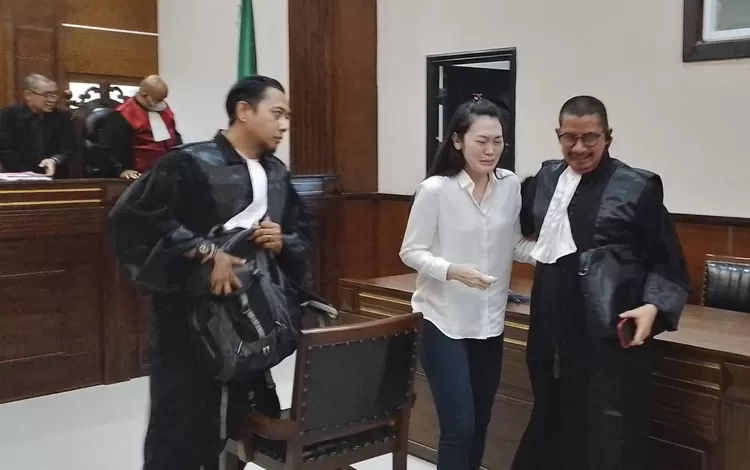 Terdakwa Yanti bersama kuasa hukumnya Fahmi Bachmid di PN Jakarta  Utara usai divonis bebas, Kamis (30/3/2023).