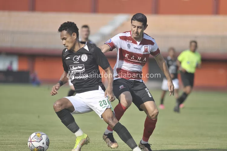 Pemain Madura United berebut bola dengan pemain PSS Sleman