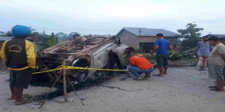 Kondisi mobil Daihatsu Xenia usai dibakar massa