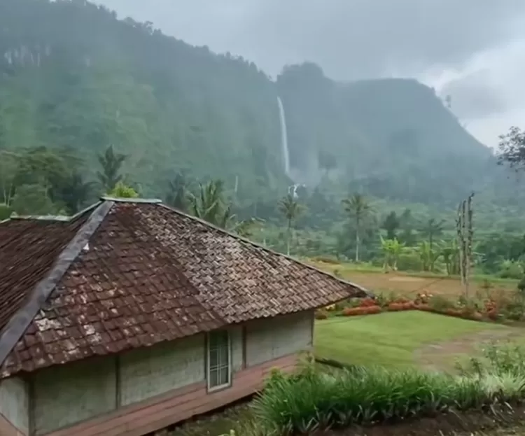 Fakta Rumah Abah Jajang Dengan Pemandangan Curug Citambur Seperti