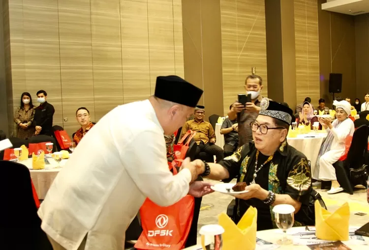 Ketua Umum Asperindo Mohamad Feriadi membagikan kue ulang tahun ke 37 Asperindo kepada  tokoh senior dan juga mantan Ketum Asperindo Rudy J Pesik - Foto: Henry Lukmanul Hakim