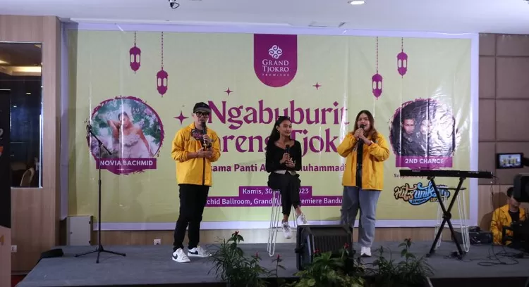 Mc melakukan wawancara kepada novia bachmid