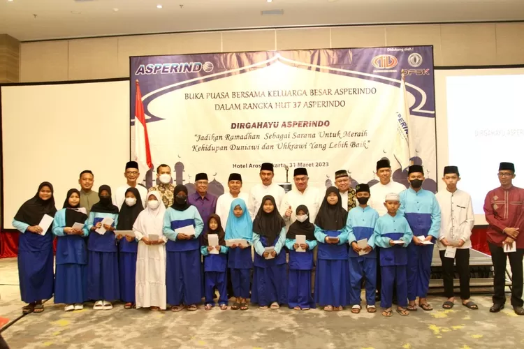 Ketua Umum dan Pengurus Pusat Asperindo berfoto bersama dengan Anak Yatim 