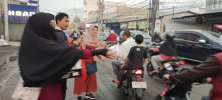 PEDULISESAMA : Pengurus Komunitas One Day One Juz (ODOJ) saat foto bersama dalam kegiatan berbagi takjil di perempatan mampang, Jalan Raya Muchtar, Kecamatan Pancoran Mas, Minggu (2/4). DOK.ODOJDEPOK