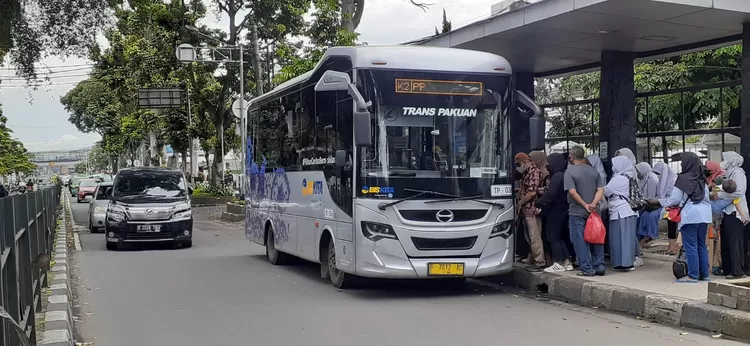 Transpakuan rute Bogor ke Cibubur ini telah disambut oleh 100 bus