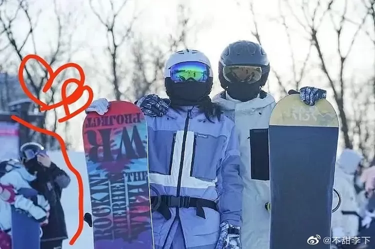 Foto Diduga Yang Yang dan Wang Chu Ran Berkencan di Tempat Snowboarding