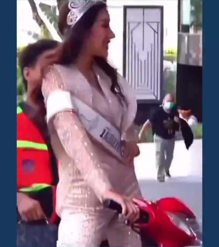 finalis Miss Grand Thailand yang datang naik ojek demi ontime alias tidak terlambat datang ke lokasi acara