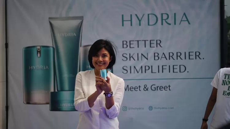 Mantan host MotoGP Lucy Wiryono saat memberikan edukasi mengenai pentingnya pemilihan produk skin care di Kota Bandung.