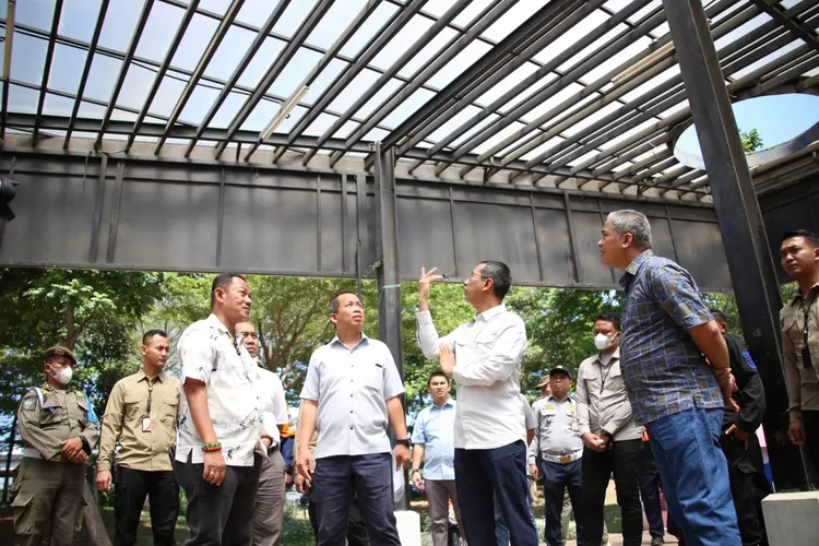 Pj Gubernur DKI  Heru Budi  memperhatikan kondisi  kerusakan  RPTRA  Kalijodo