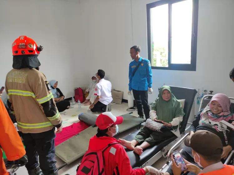 Proses evakuasi petugas Diskar PB Kota Bandung dan Basarnas serta anggota Polri dan TNI selamatkan korban terjebak lift di Stasiun Cimekar.