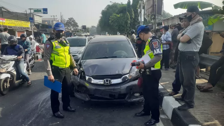 MOBILIO HANCUR : Mobilio yang dikendarai sopir pemicu kecelakaan beruntun, di Jalan Raya Bogor tepatnya Kelurahan Jatijajar, Tapos Kota Depok, Minggu (9/4).