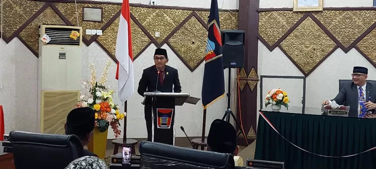 Ketua Panitia Pemilihan Wakil Wali Kota Padang menyampaikan laporan dalam Rapat Paripurna Pemilihan Wakil Wali Kota Padang. 