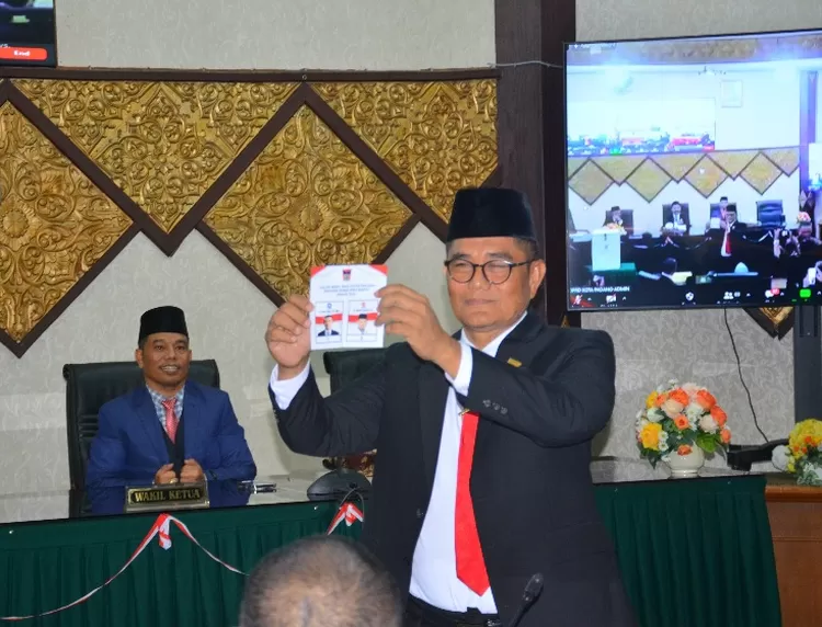 Ketua DPRD Kota Padang Syafrial Kani memperlihatkan kertas suara pemilihan Wakil Wali Kota Padang