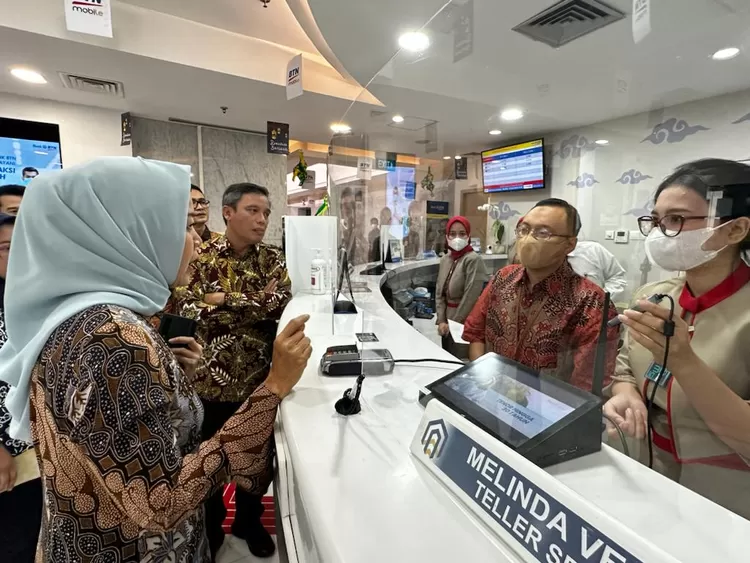 Direktur Utama PT Bank Tabungan Negara (Persero) Tbk, Nixon LP Napitupulu berbincang dengan salah satu Petugas Kantor Cabang Bank BTN Jakarta Kuningan saat meninjau persiapan kantor cabang Bank BTN dalam  rangka libur panjang menyambut Idul Fitri 1444 Hijriah di Jakarta, Selasa (11/04).