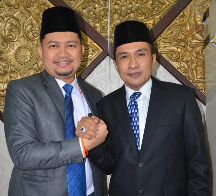 Hendri Susanto (kiri) memberikan selamat kepada Ekos Albar (kanan) yang terpilih sebagai Wakil Wali kota Padang. 