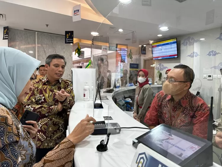 Direktur Utama PT Bank Tabungan Negara (Persero) Tbk, Nixon LP Napitupulu berbincang dengan salah satu Petugas Kantor Cabang Bank BTN Jakarta Kuningan saat meninjau persiapan kantor cabang Bank BTN dalam  rangka libur panjang menyambut Idul Fitri 1444 Hijriah di Jakarta, Selasa (11/04).