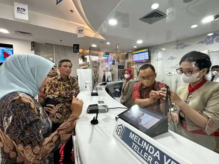Direktur Utama PT Bank Tabungan Negara (Persero) Tbk, Nixon LP Napitupulu berbincang dengan salah satu Petugas Kantor Cabang Bank BTN Jakarta Kuningan saat meninjau persiapan kantor cabang Bank BTN dalam  rangka libur panjang menyambut Idul Fitri 1444 Hijriah di Jakarta, Selasa (11/04).