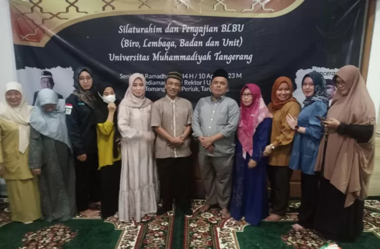 Wakil Rektor 1 Universitas Muhammadiyah Tangerang ( UMT ), Dr. H. Desri Arwen, M.Pd berfoto bersama Tenaga Kependidikan BLBU Universitas Muhammadiyah Tangerang, dalam kegiatan Silaturahim dan Pengajian BLBU, bertempat di kediaman Wakil Rektor 1 Dr. H. Desri Arwen, Senin petang (11/4), di Tangerang. 