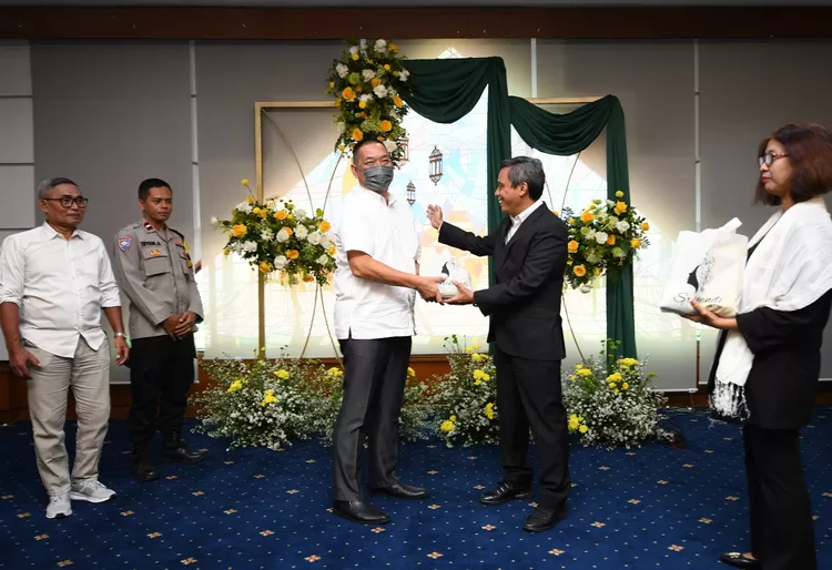 Direktur Utama Bank BTN Nixon LP Napitupulu didampingi Direktur Assets Management Bank BTN Elisabeth Novie Riswanti membagikan paket sembako kepada perwakilan warga sekitar Menara BTN di Jakarta, Senin, 17 April 2023. (Ist)