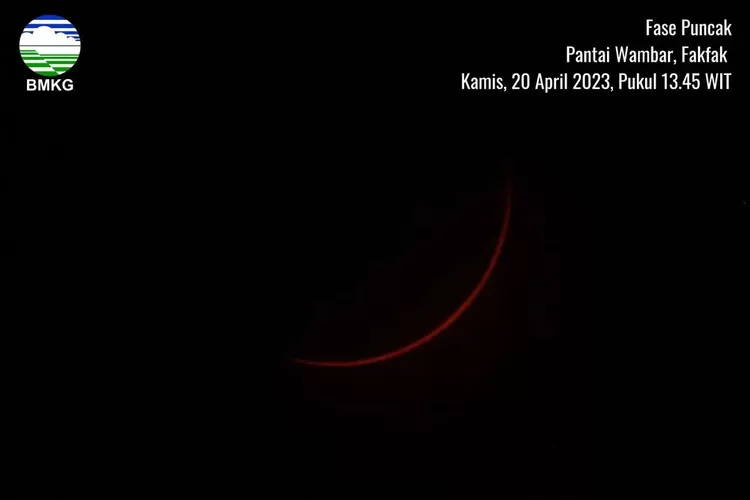 Fase Puncak Gerhana Matahari di Pantai Wambar, Fakfak