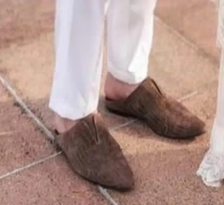 sepatu sang suami, Reino Barack yang diduga di edit oleh Syahrini, awalnya warna cokelat menjadi hitam