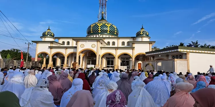 Jamaah shalat Ied mendengakan kutbah Ustad Ahmad Hadian