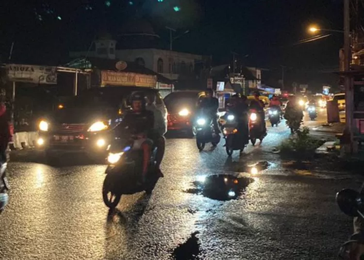 Rombongan warga Padang yang keluar dari rumah dini hari tadi