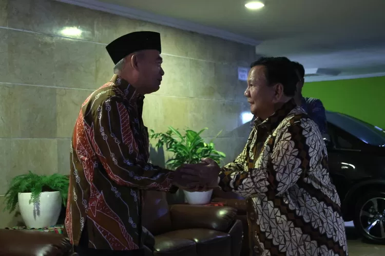 Menhan Prabowo menyambangi kediaman Menko Bidang Pembangunan Manusia dan Kebudayaan Muhadjir Effendy. Foto: Biro Humas Setjen Kemhan