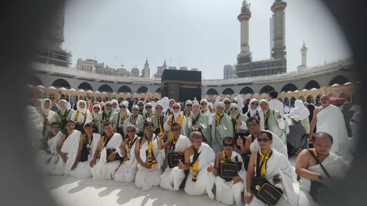 Jemaah umroh PT. Karya Imtaq usai jalani ibadah umroh berfoto bersama didepan Kabah - Foto: Istimewa/Wildan Anas
