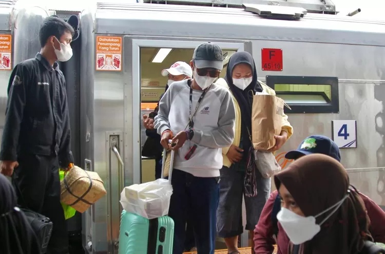 Pemudik baru saja turun dari Kereta Api, selanjutnya menuju daerahnya masing-masing - Foto: Henry Lukmanul Hakim