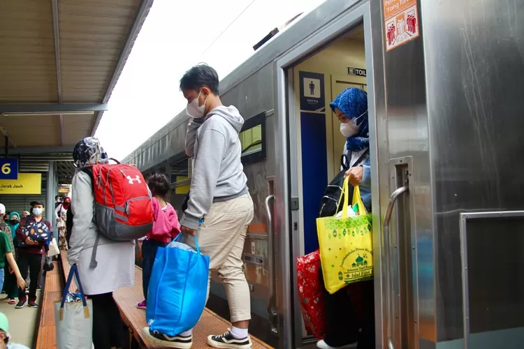 Pemudik baru saja turun dari Kereta Api, selanjutnya menuju daerahnya masing-masing - Foto: Henry Lukmanul Hakim